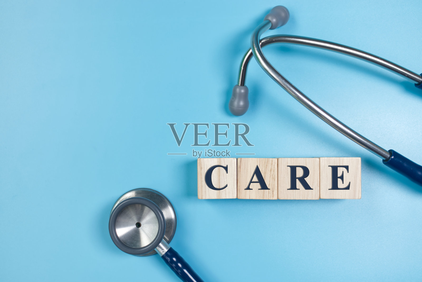 木制方块上的护理文字，医学概念。照片摄影图片