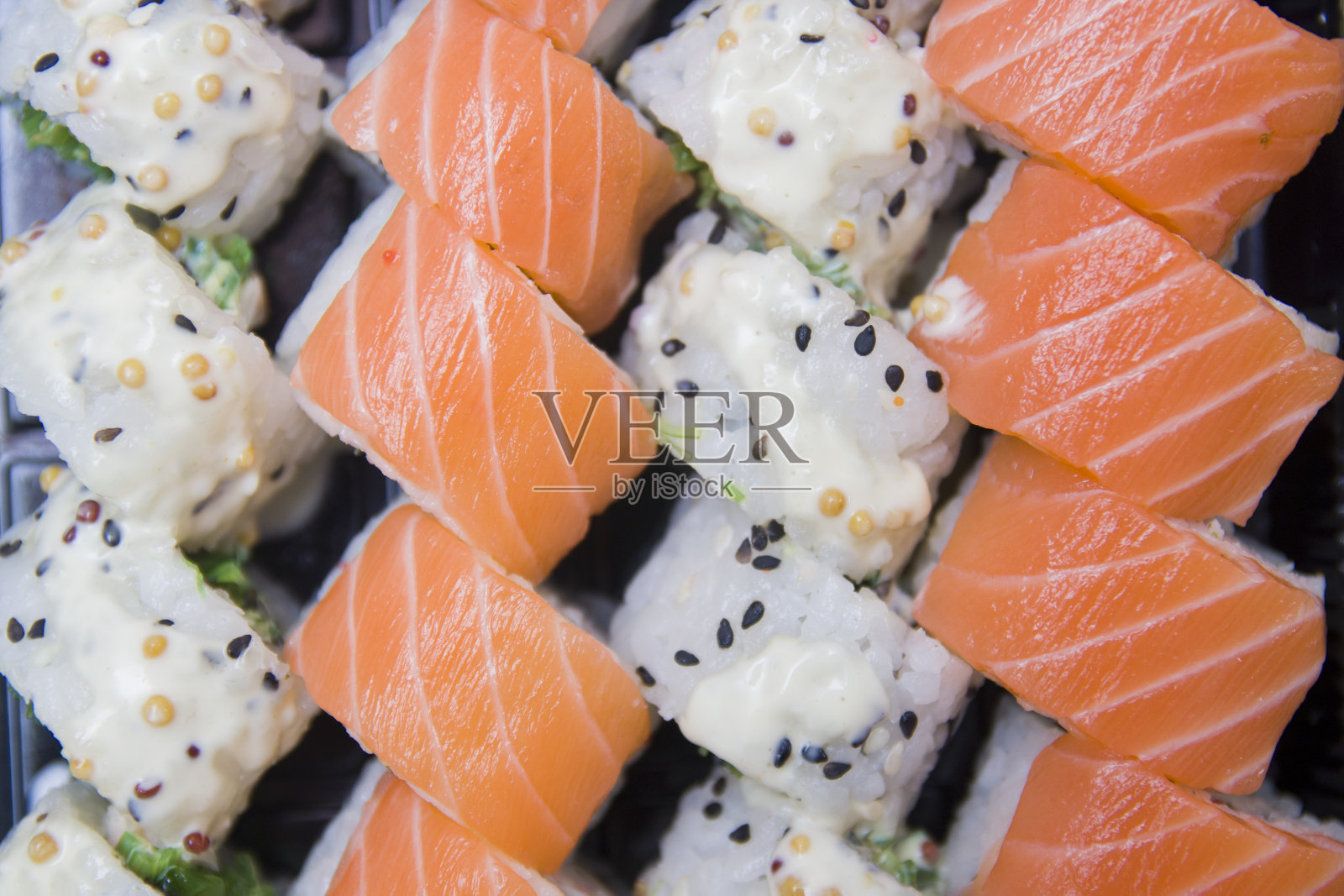 石板上的什锦寿司握寿司和真寿司。美味多样的寿司桌。各式各样的日本寿司，有金枪鱼、螃蟹、鲑鱼、鳗鱼和卷。前视图。照片摄影图片