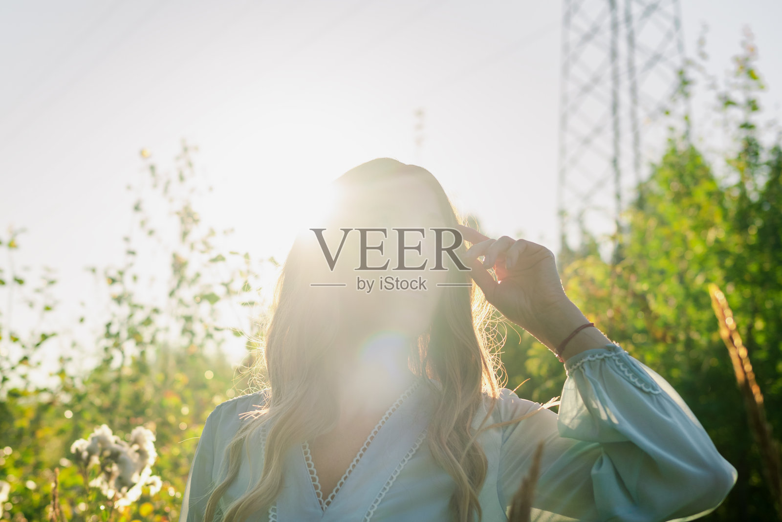 灌木丛中的女人照片摄影图片