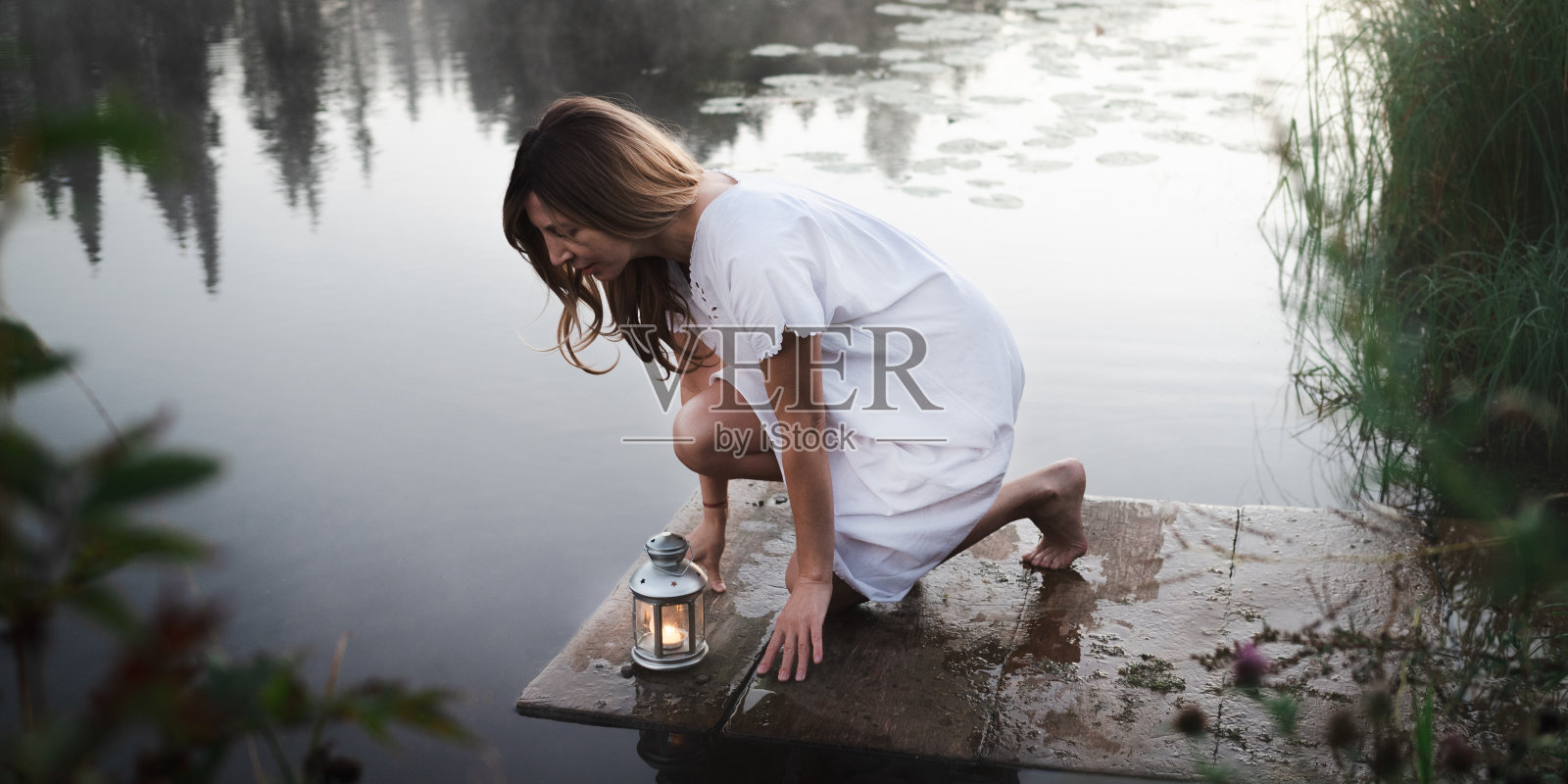 湖边的女人照片摄影图片