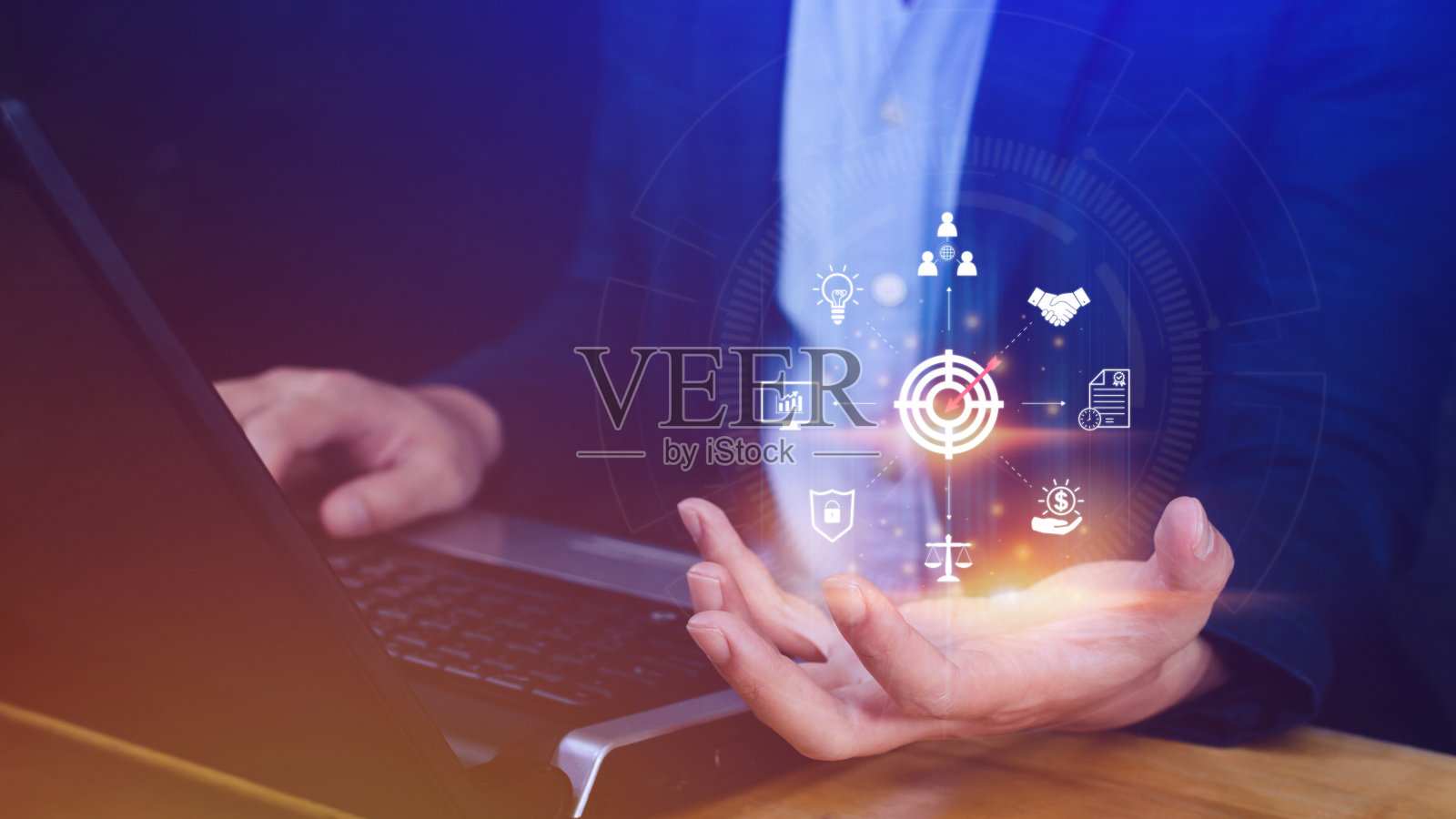 手显示图标虚拟屏幕的数字目标营销广告和销售增加业务技术概念，在线营销，电子商务，电子商务，在线业务。照片摄影图片