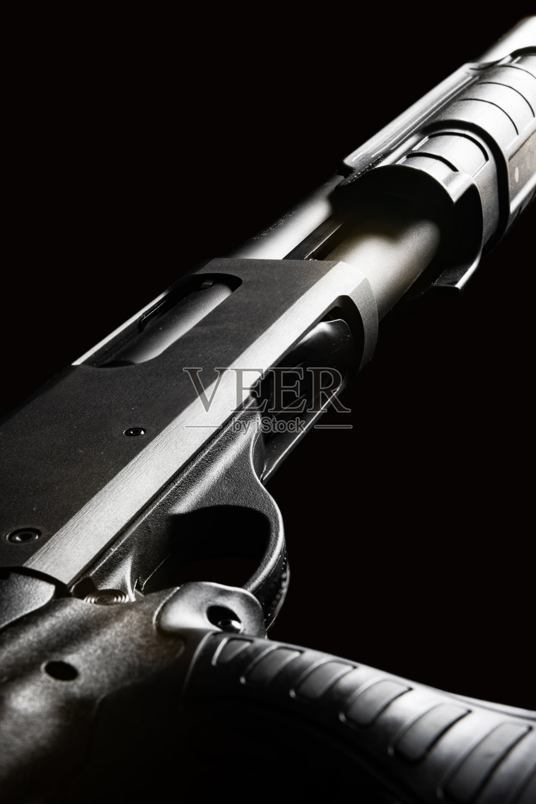 12口径霰弹枪，战术枪托，黑色背景。照片摄影图片