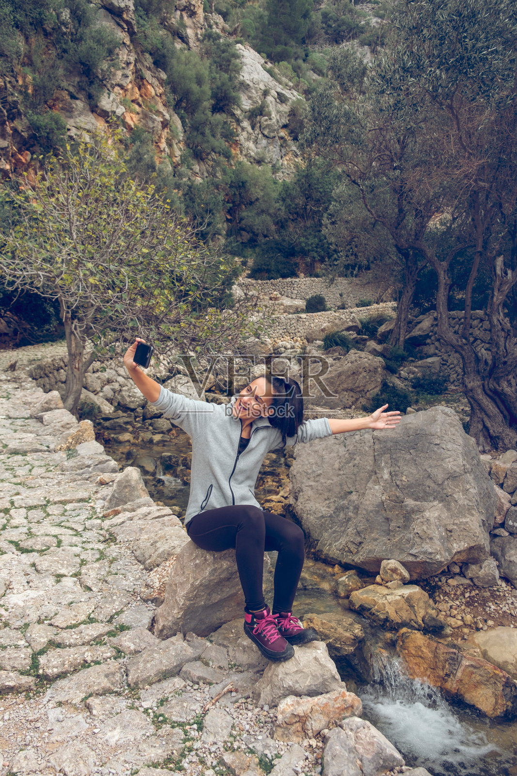 快乐的西班牙女士尖叫着，微笑着在大自然中自拍照片摄影图片