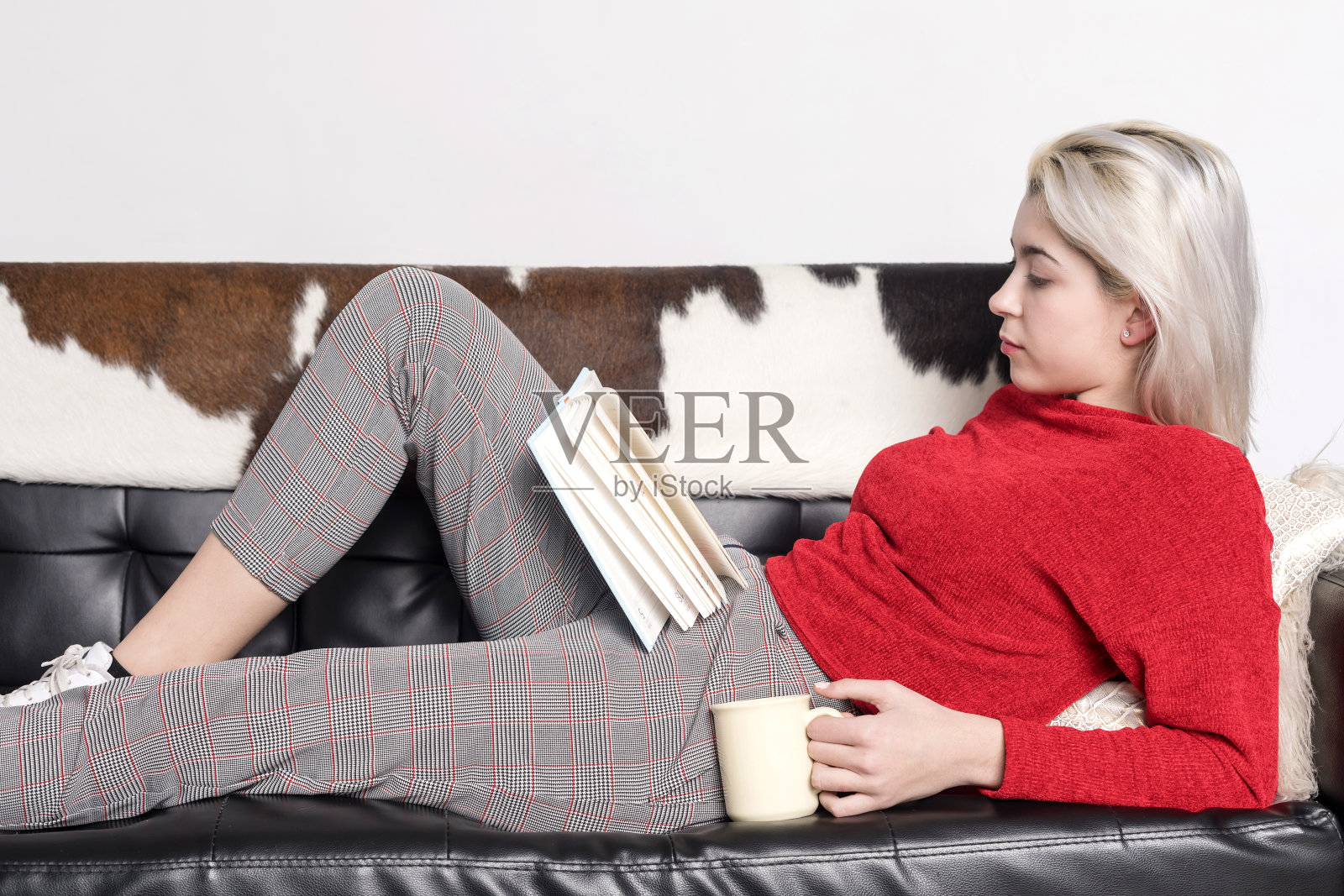 女人在家里喝杯茶放松一下，女性也有读书的活动照片摄影图片