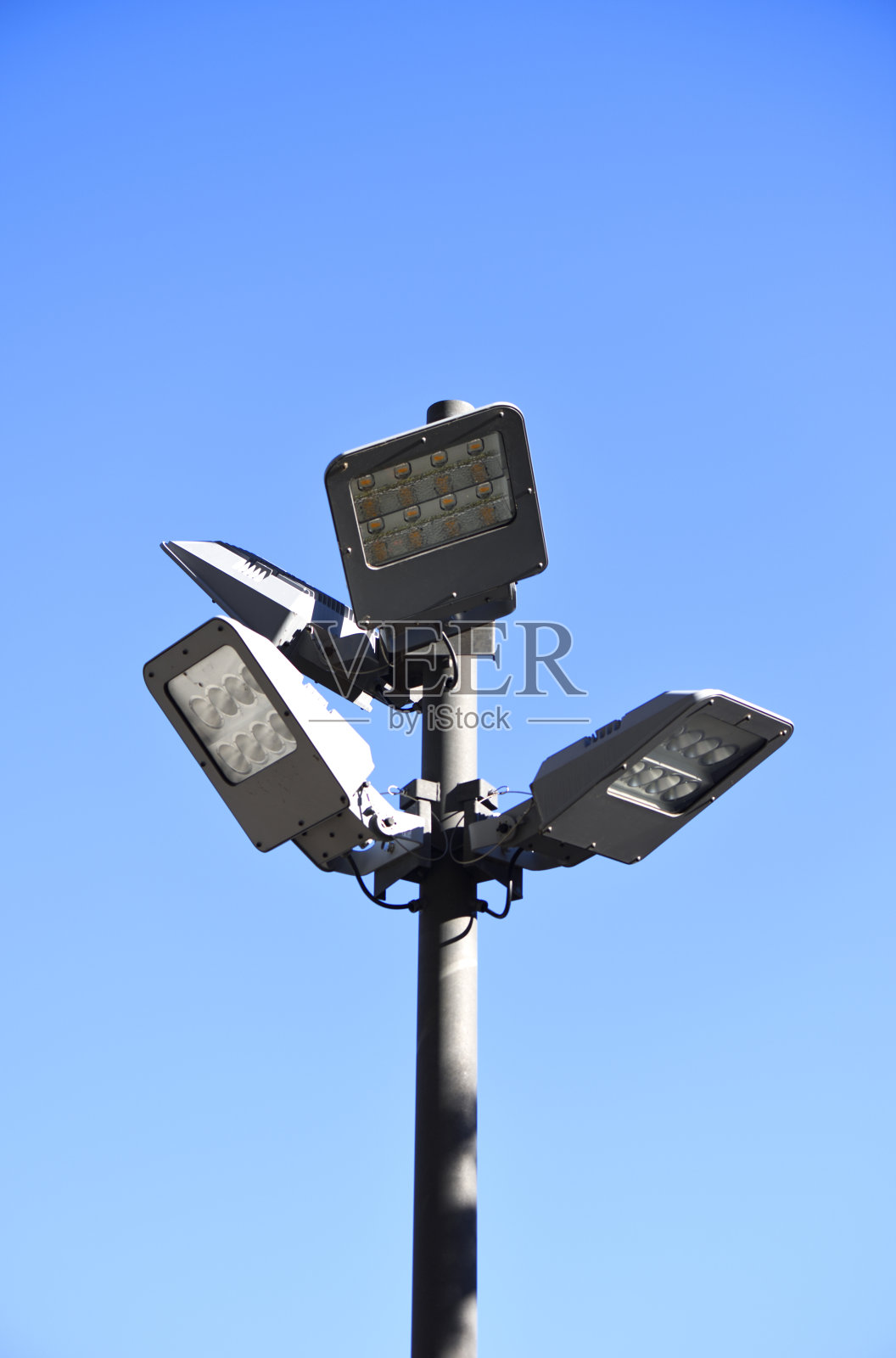 LED路灯映衬着晴朗的天空照片摄影图片
