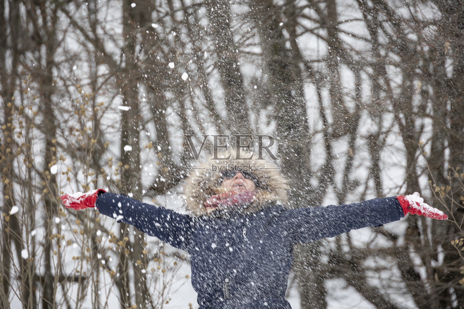 雪对任何年龄的人都是有趣的!照片摄影图片