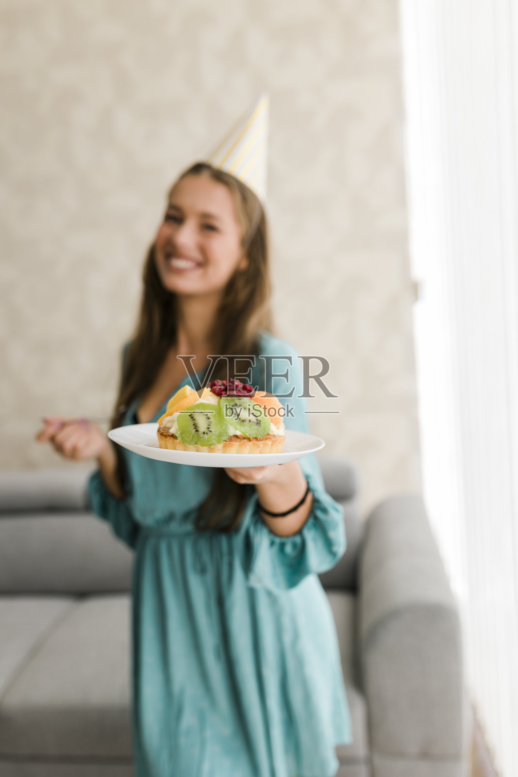 女人在家里吃一块甜蛋糕照片摄影图片