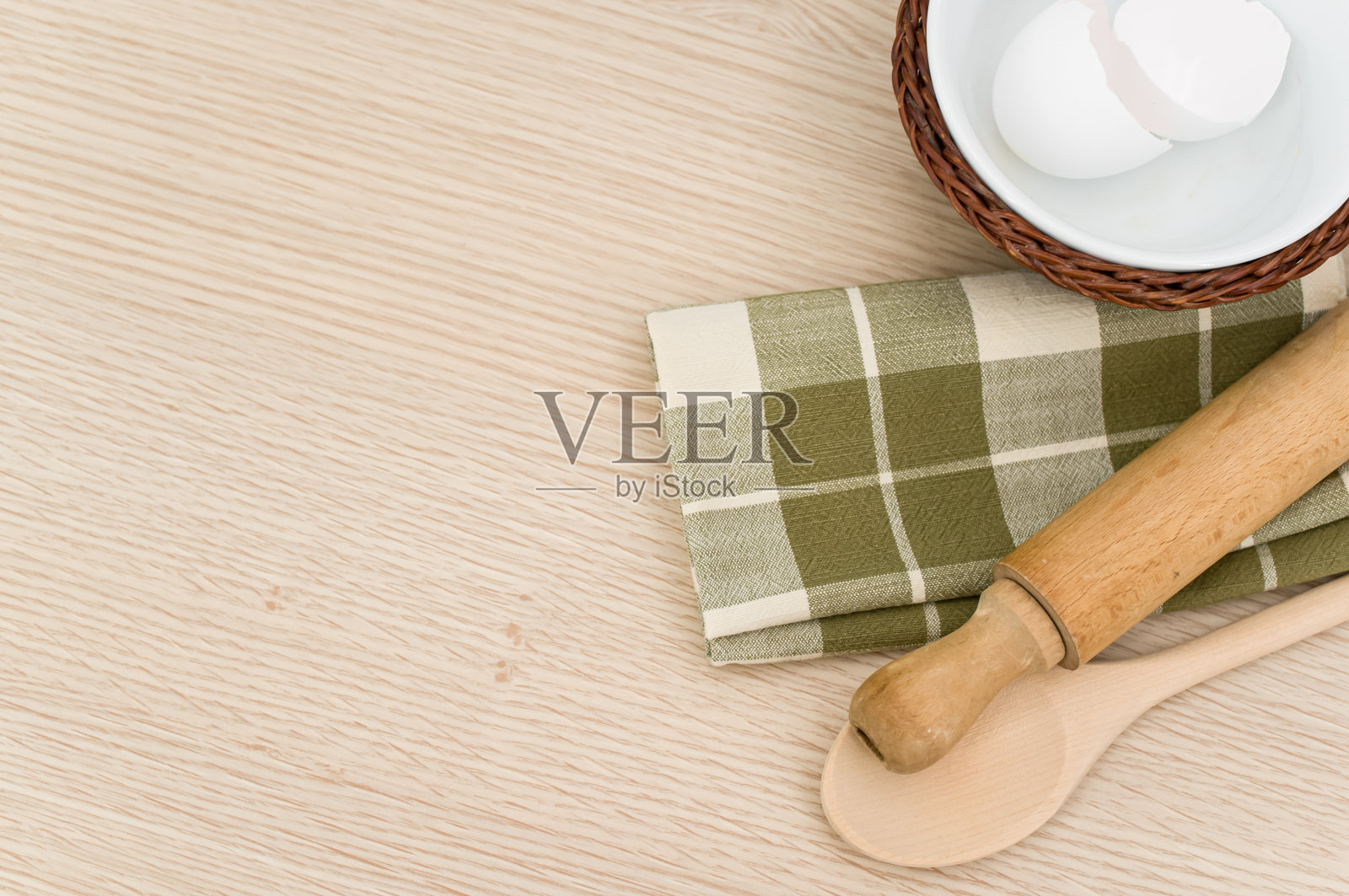 天然实木厨具和餐巾纸上有鸡蛋照片摄影图片