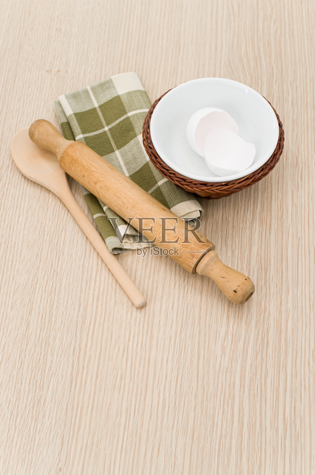 天然实木厨具和餐巾纸上有鸡蛋照片摄影图片