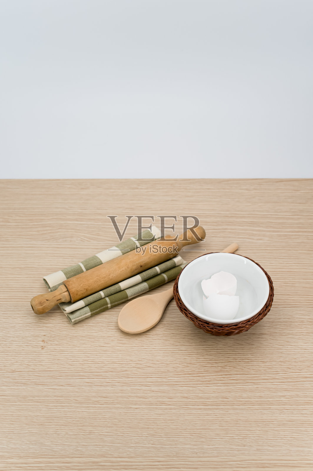 天然实木厨具和餐巾纸上有鸡蛋照片摄影图片