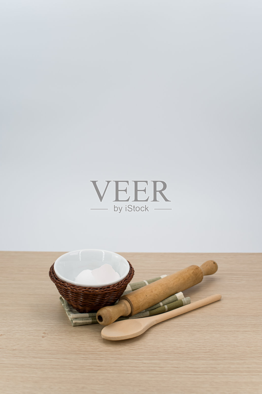 天然实木厨具和餐巾纸上有鸡蛋照片摄影图片