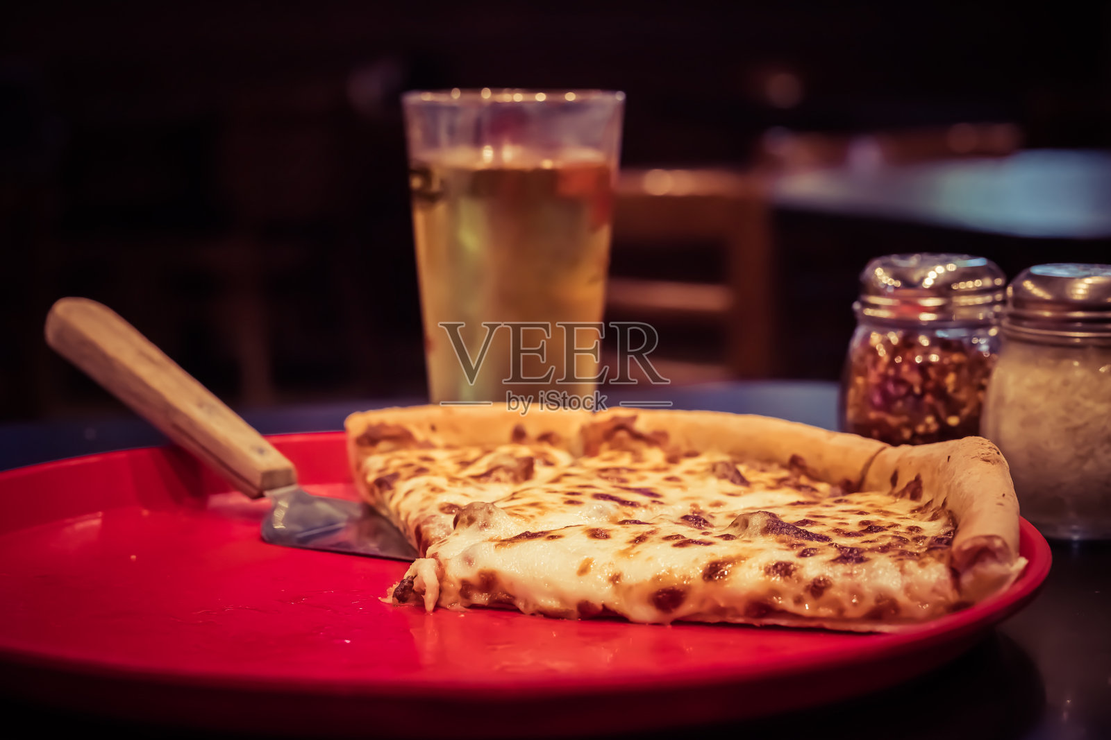 酒吧里的披萨片和啤酒照片摄影图片