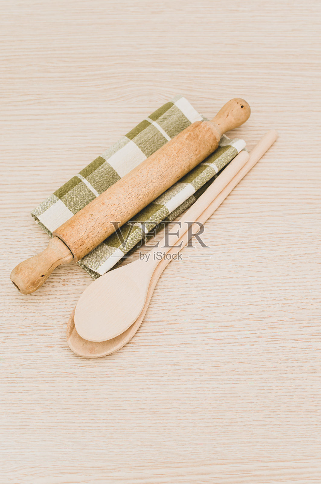 天然实木厨房工具和餐巾纸在木制桌面照片摄影图片
