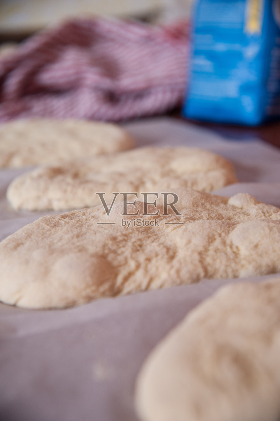 在浅色背景上选择性聚焦一个生面团面包照片摄影图片