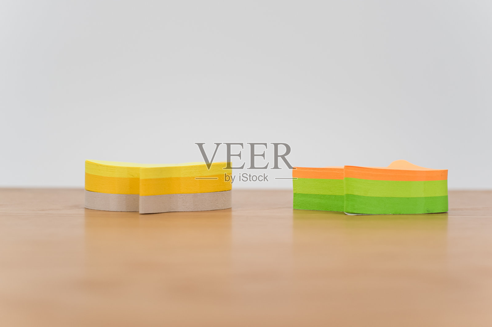 在木制背景上的空白和彩色便签纸照片摄影图片