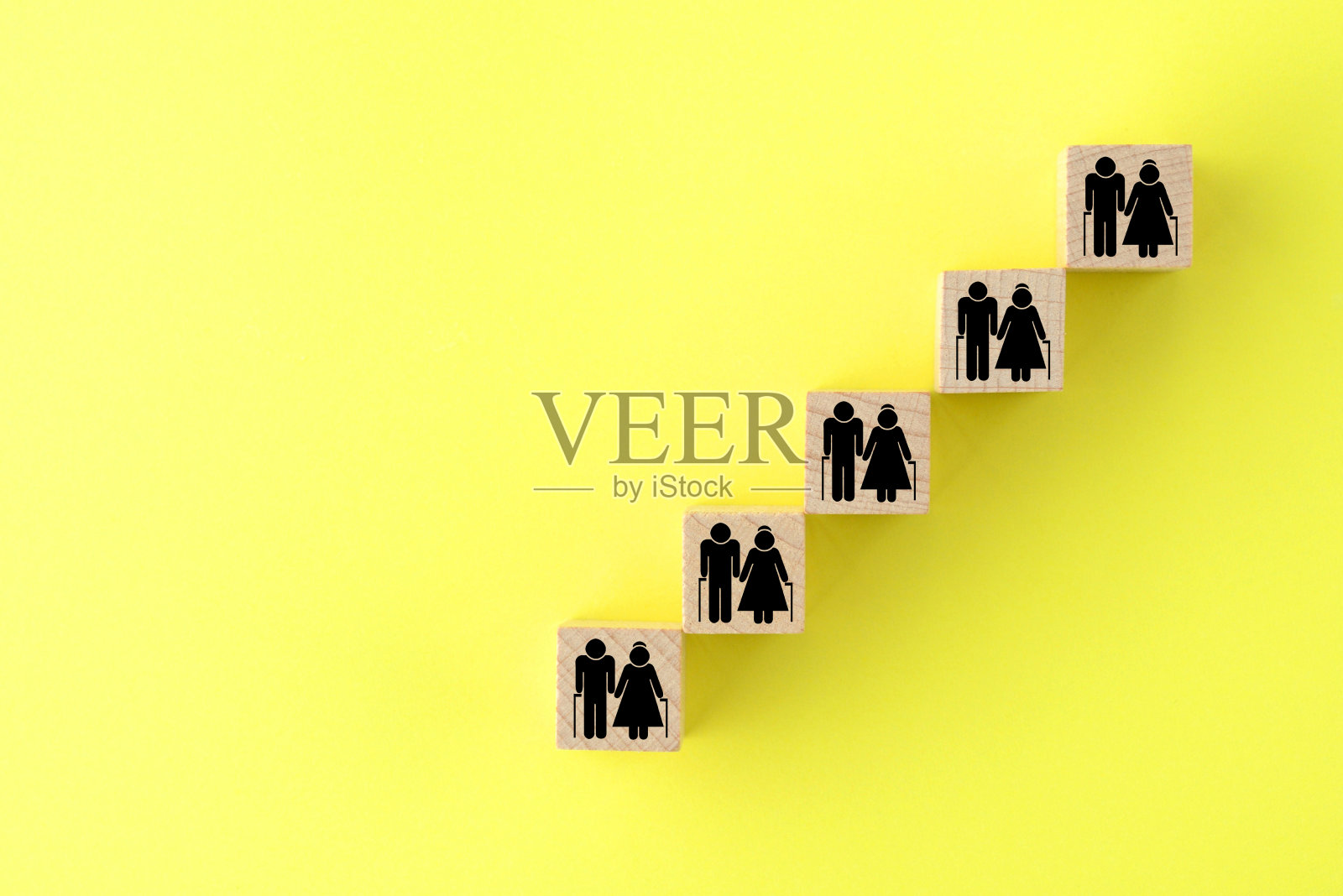 图表显示老年人的数量正在增加，这是日本严重的社会问题形象照片摄影图片