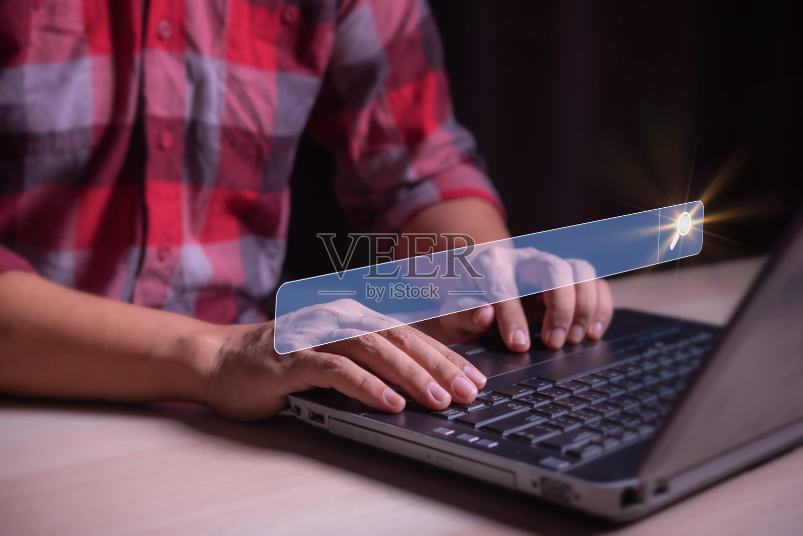 一个人在笔记本电脑键盘上手动输入，在虚拟搜索屏幕框中搜索信息照片摄影图片