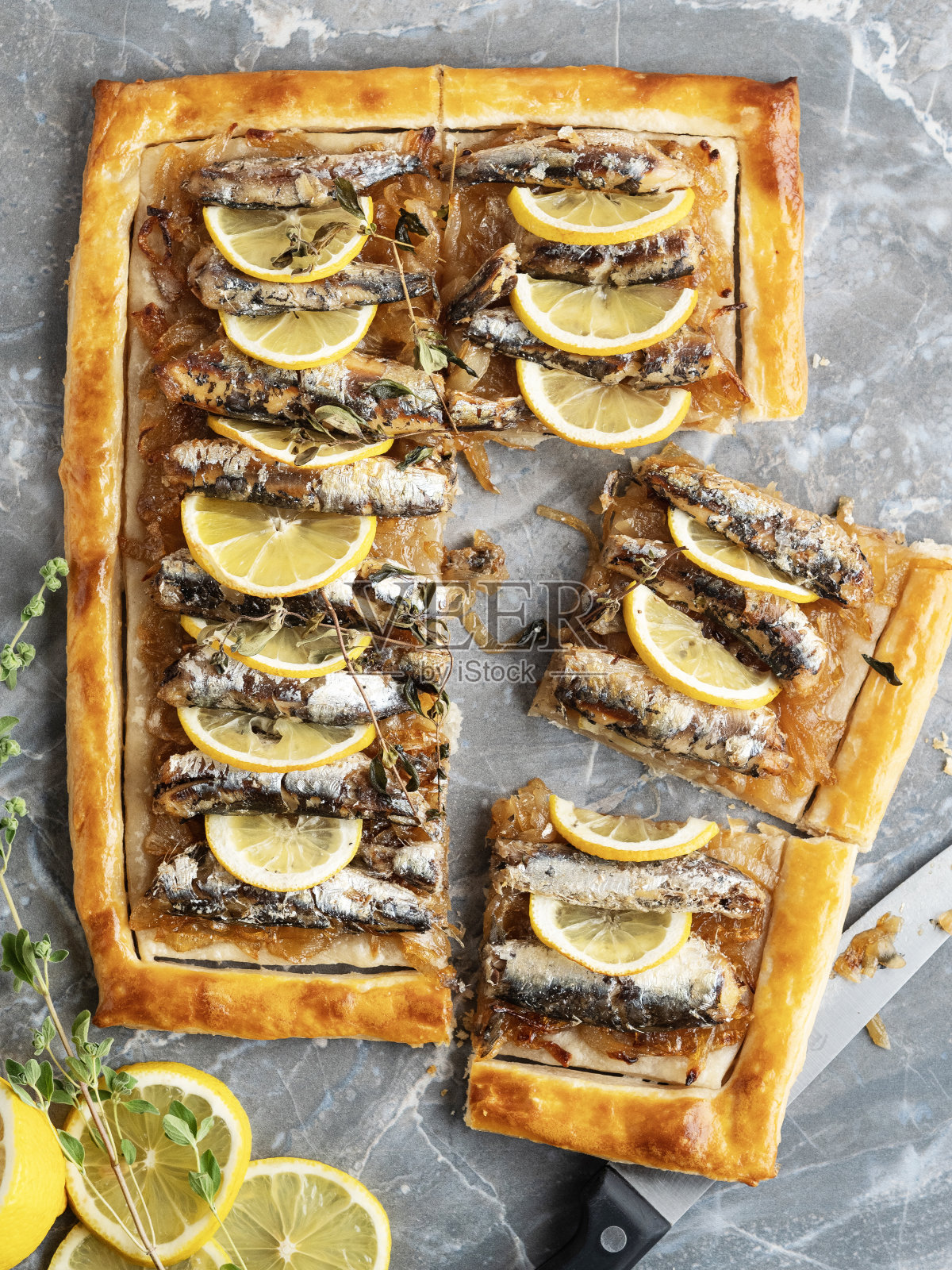 沙丁鱼馅饼，鱼派，法国沙丁鱼柠檬洋葱派，沙丁鱼派，沙丁鱼披萨照片摄影图片