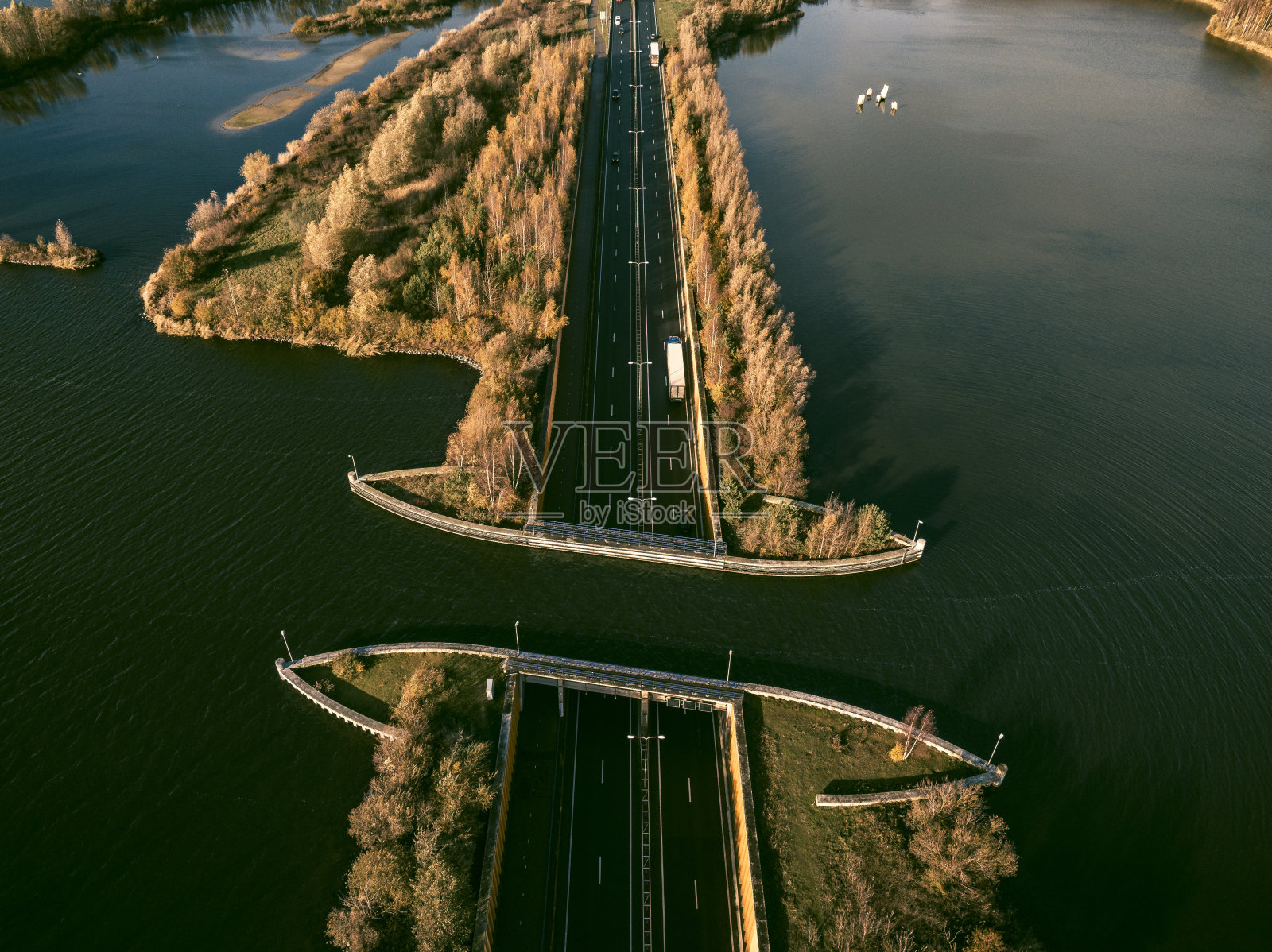 维卢威湖中的维卢威米尔渡槽，运河下的车辆行驶照片摄影图片