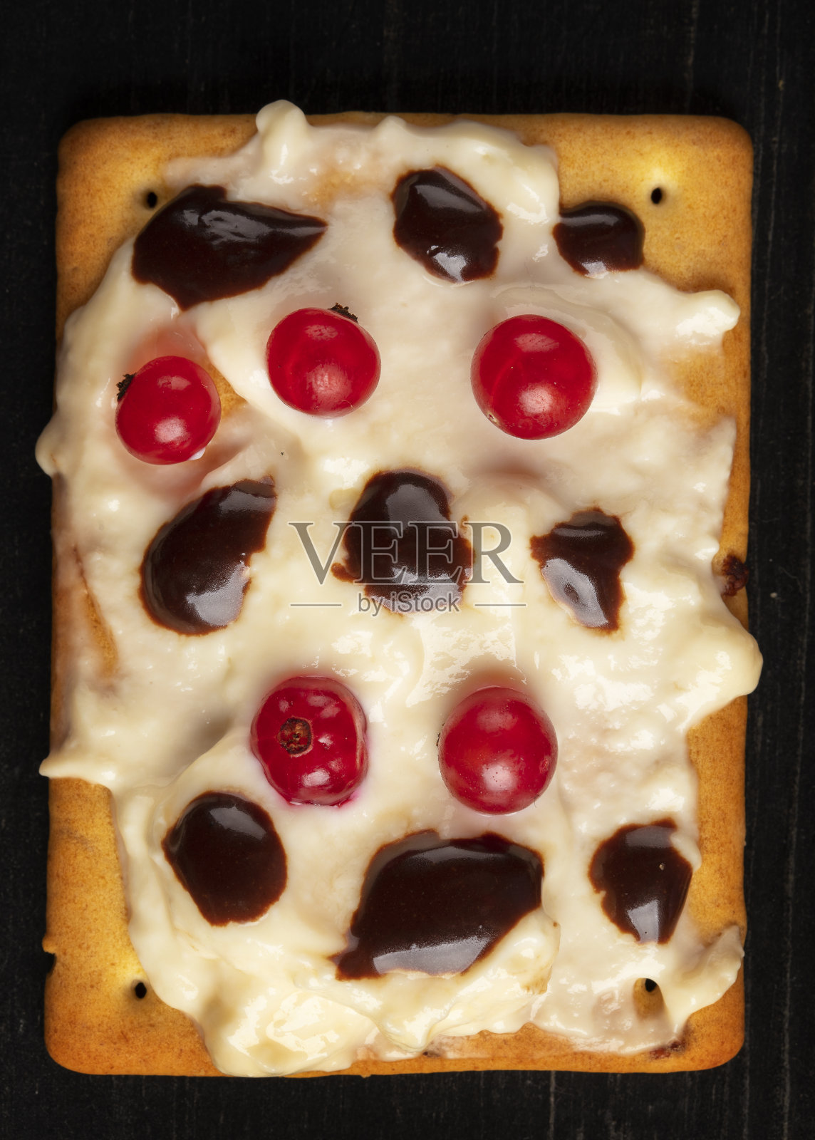 漂亮的甜点蛋糕，夏天的浆果。自助餐桌上的方形蛋糕。照片摄影图片