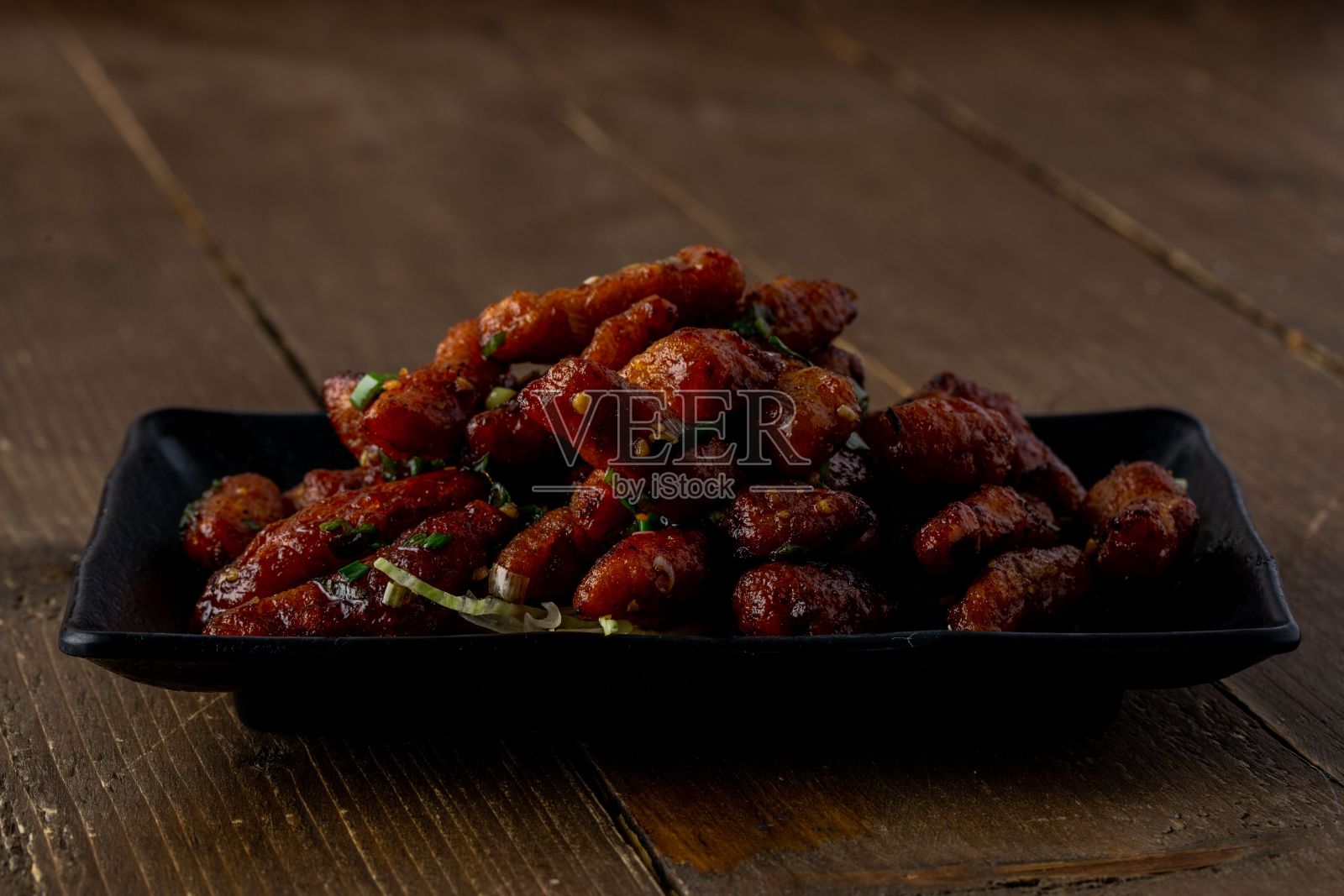 酱汁烤猪肉或牛肉照片摄影图片