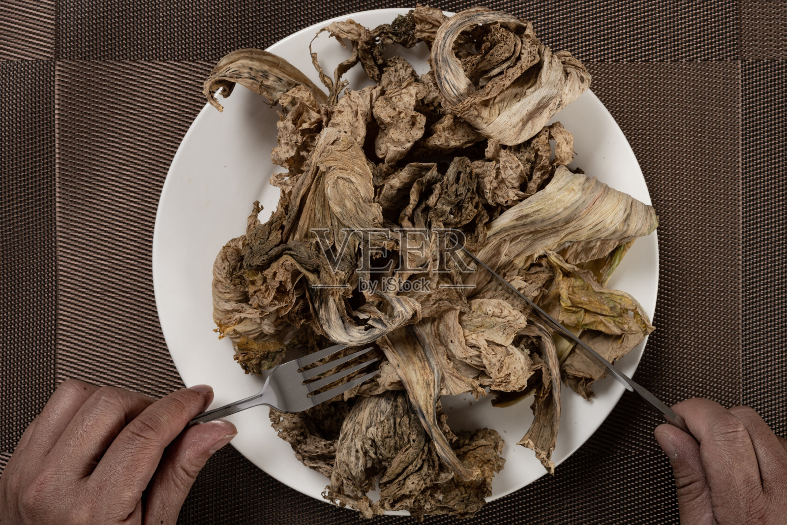 人吃发霉蔬菜的观念缺乏食物照片摄影图片