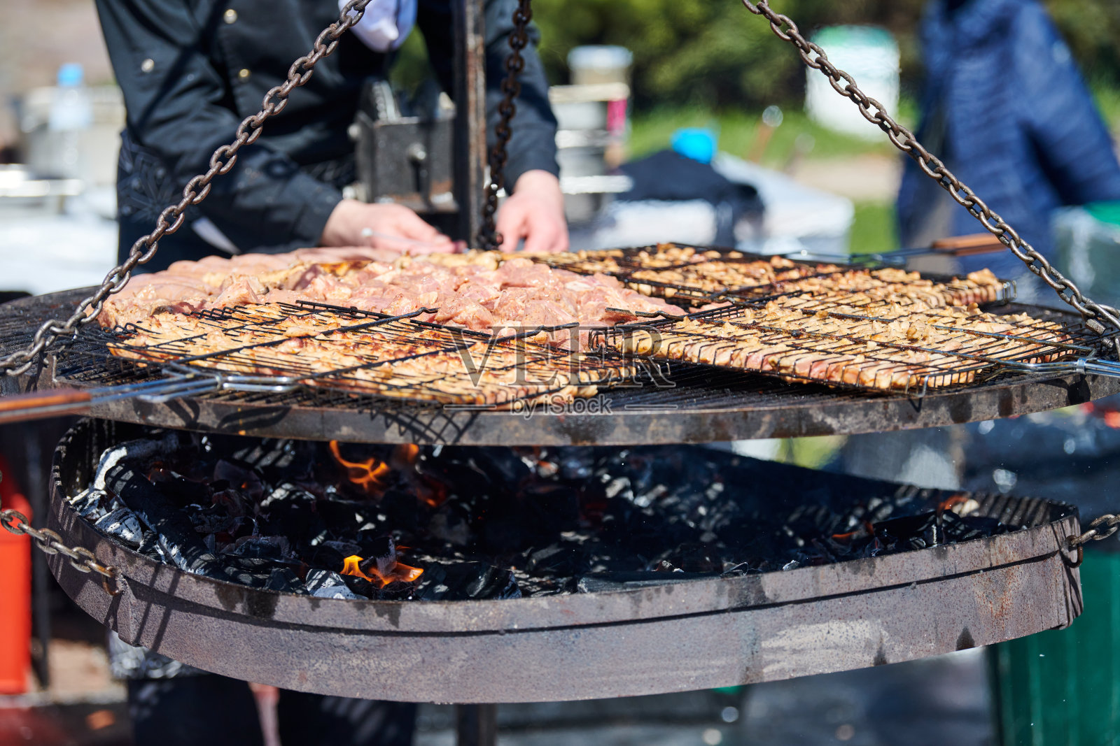 在木柄烧烤篮上烤鸡烧烤，街头小吃和快餐节照片摄影图片