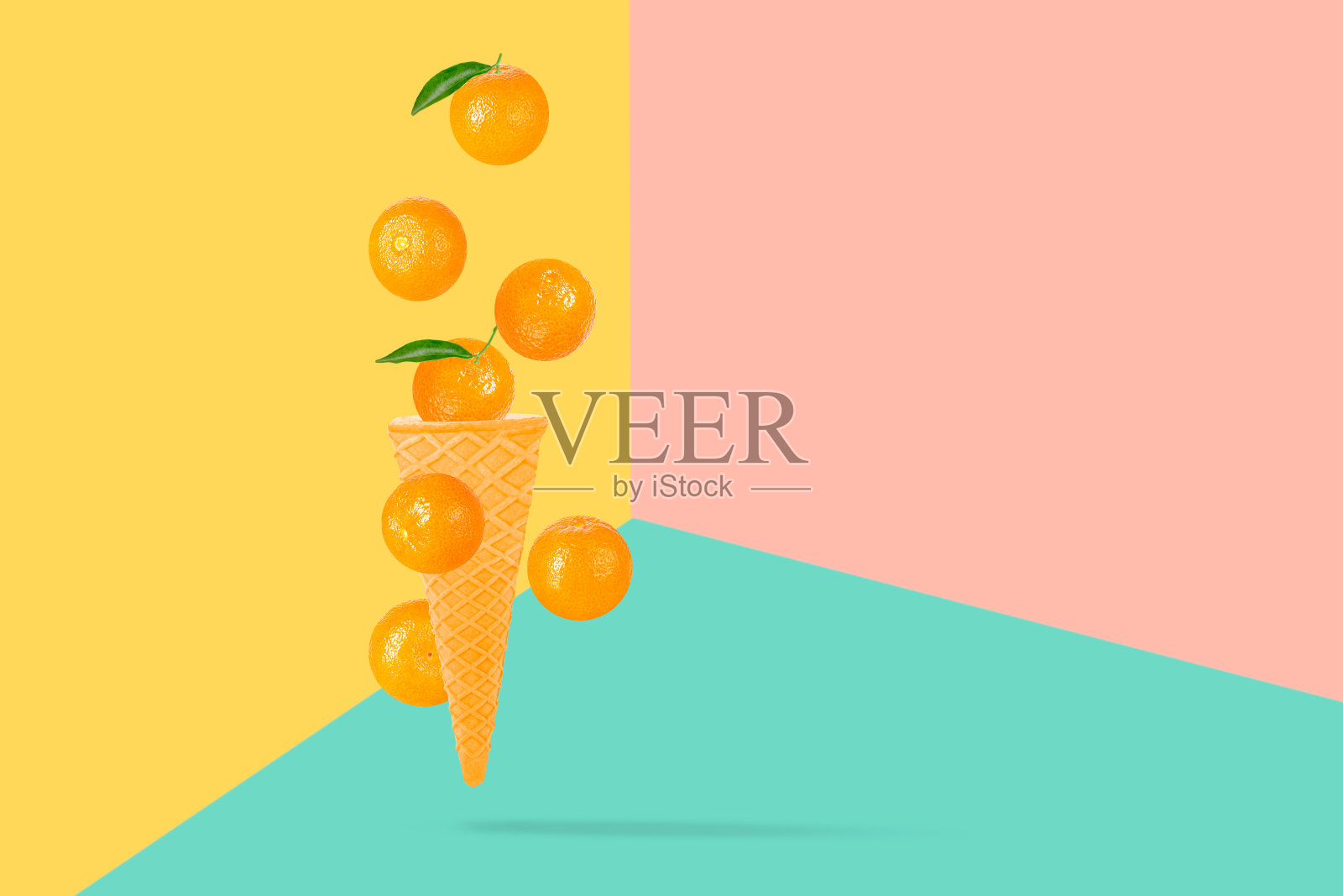 孤立的小柑橘空气在冰淇淋华夫蛋筒照片摄影图片