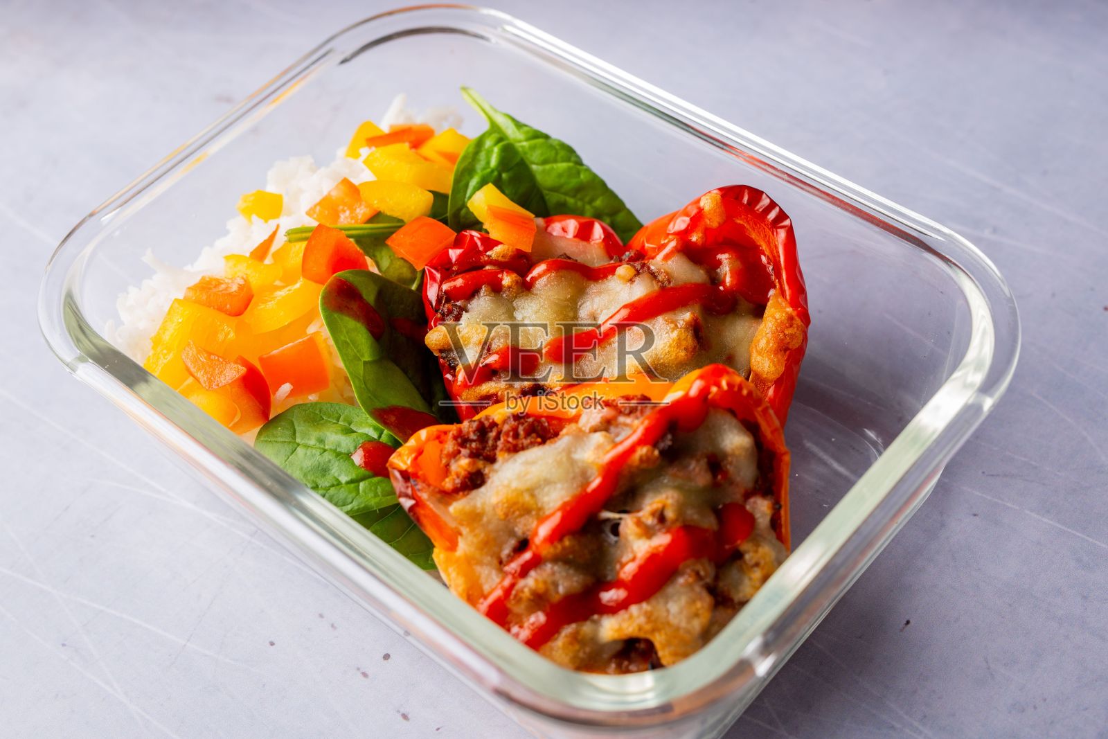 在一个透明的盘子里塞满菠菜和米饭的辣椒特写照片摄影图片