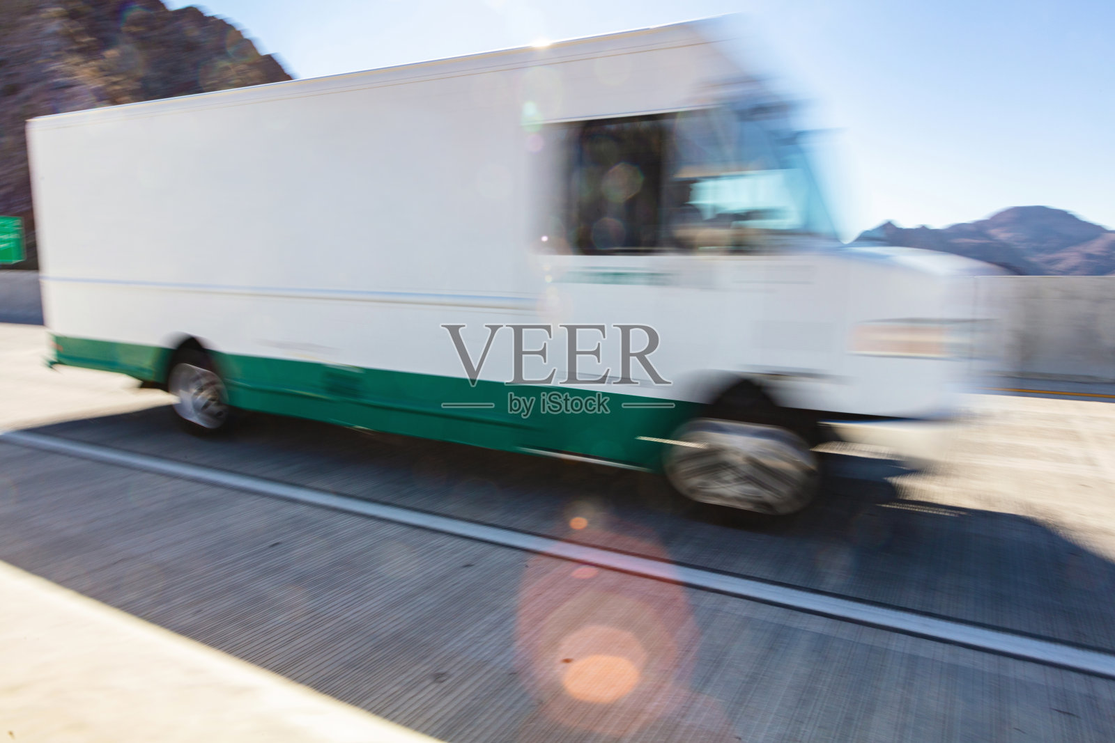 交通和货物运输交付卡车在内华达州美国西部农村州际公路货运运输照片系列照片摄影图片