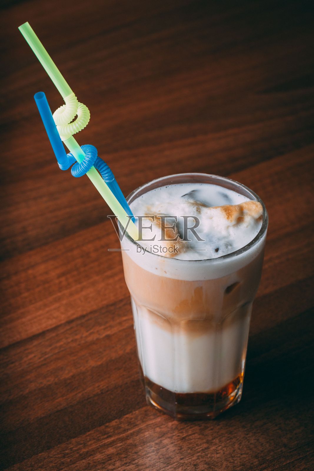 一杯冰拿铁的垂直镜头照片摄影图片