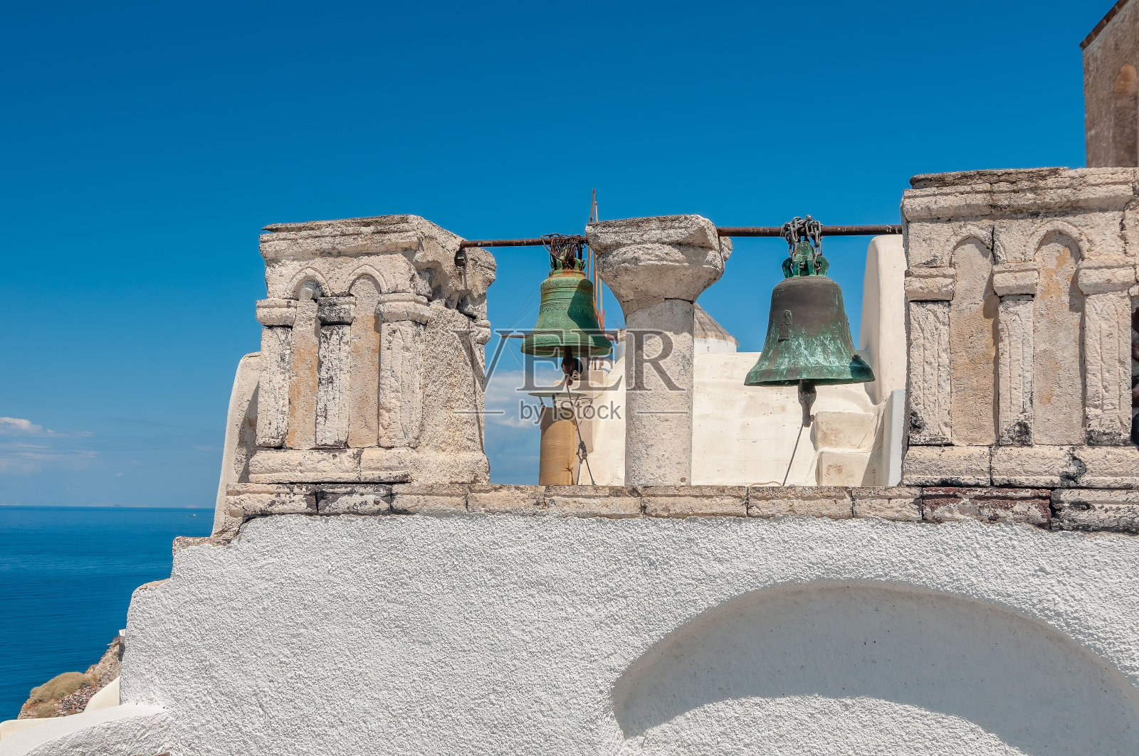 希腊圣托里尼岛伊亚村的古代钟照片摄影图片