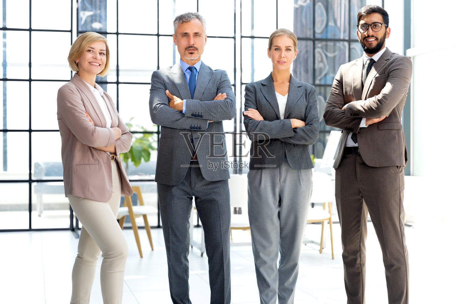 一群商人站在一起办公。照片摄影图片