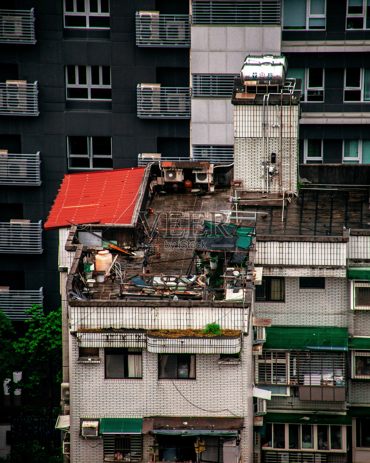 鸟瞰图的老住宅与彩色屋顶照片摄影图片