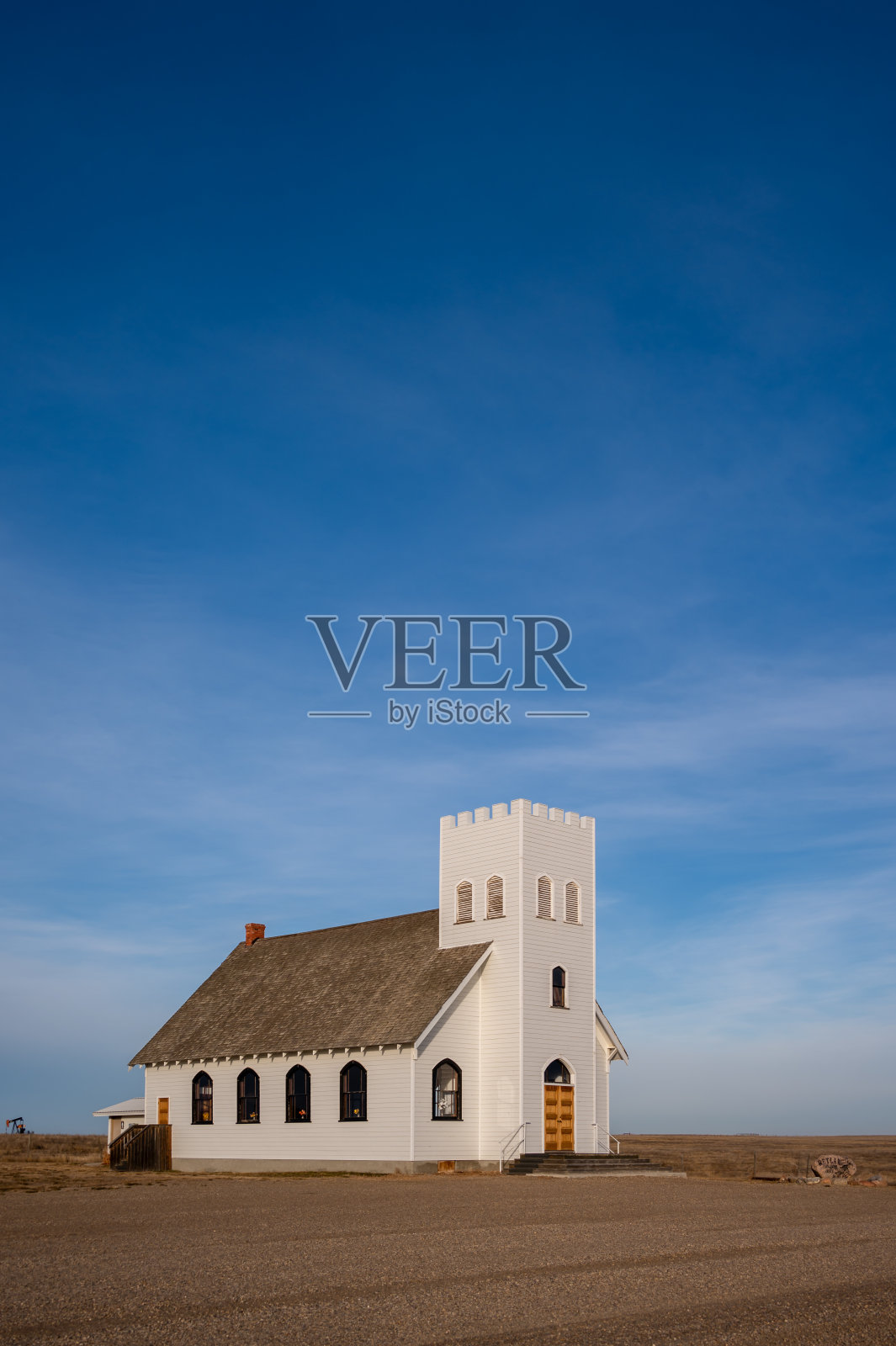 在加拿大阿尔伯塔省雷特劳的鬼城，一座木制教堂在蓝天的映衬下。照片摄影图片
