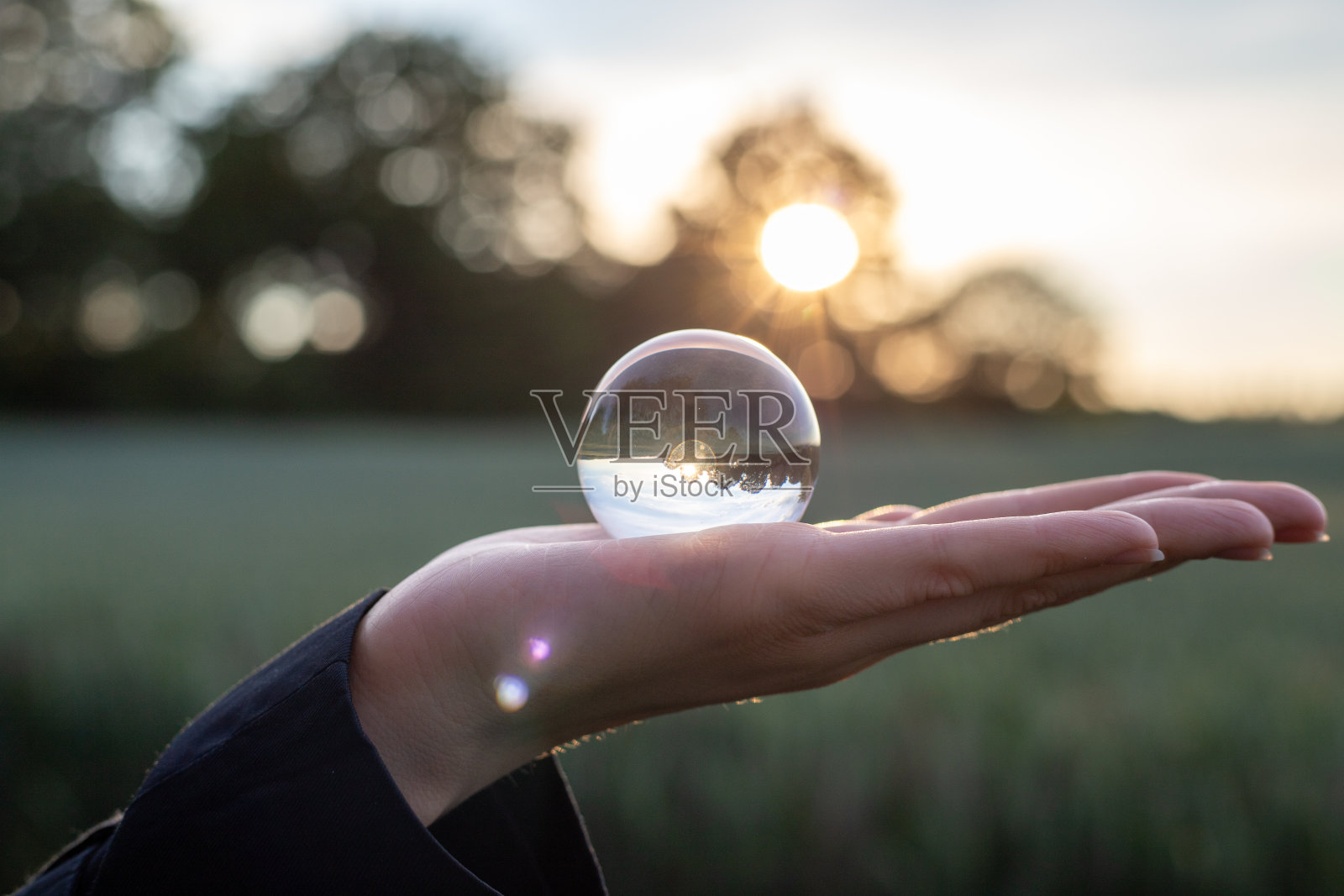 一个女人在夏天拿着水晶球的特写镜头照片摄影图片