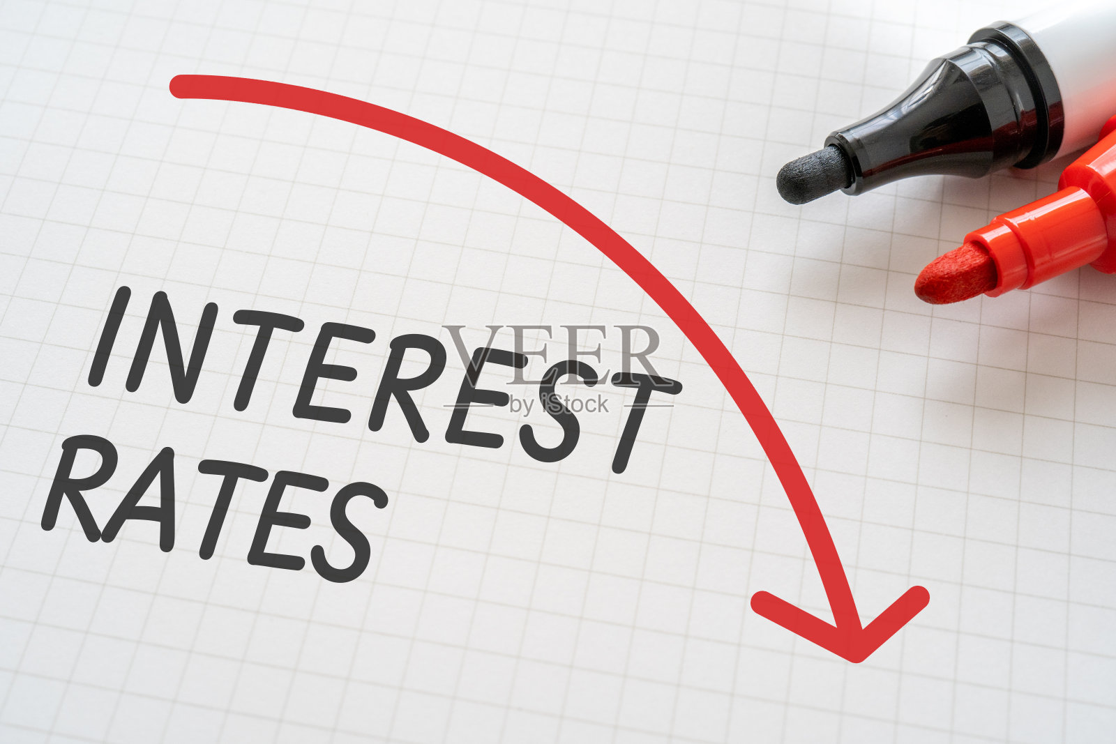 用记号笔写着“利率”的白皮书。照片摄影图片