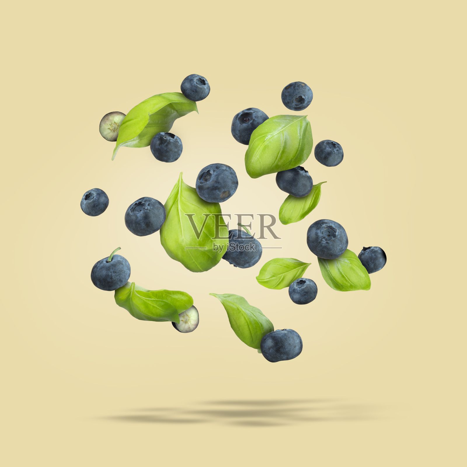 蓝莓(薇金葡萄)和绿色树叶在黄色背景下的插图照片摄影图片