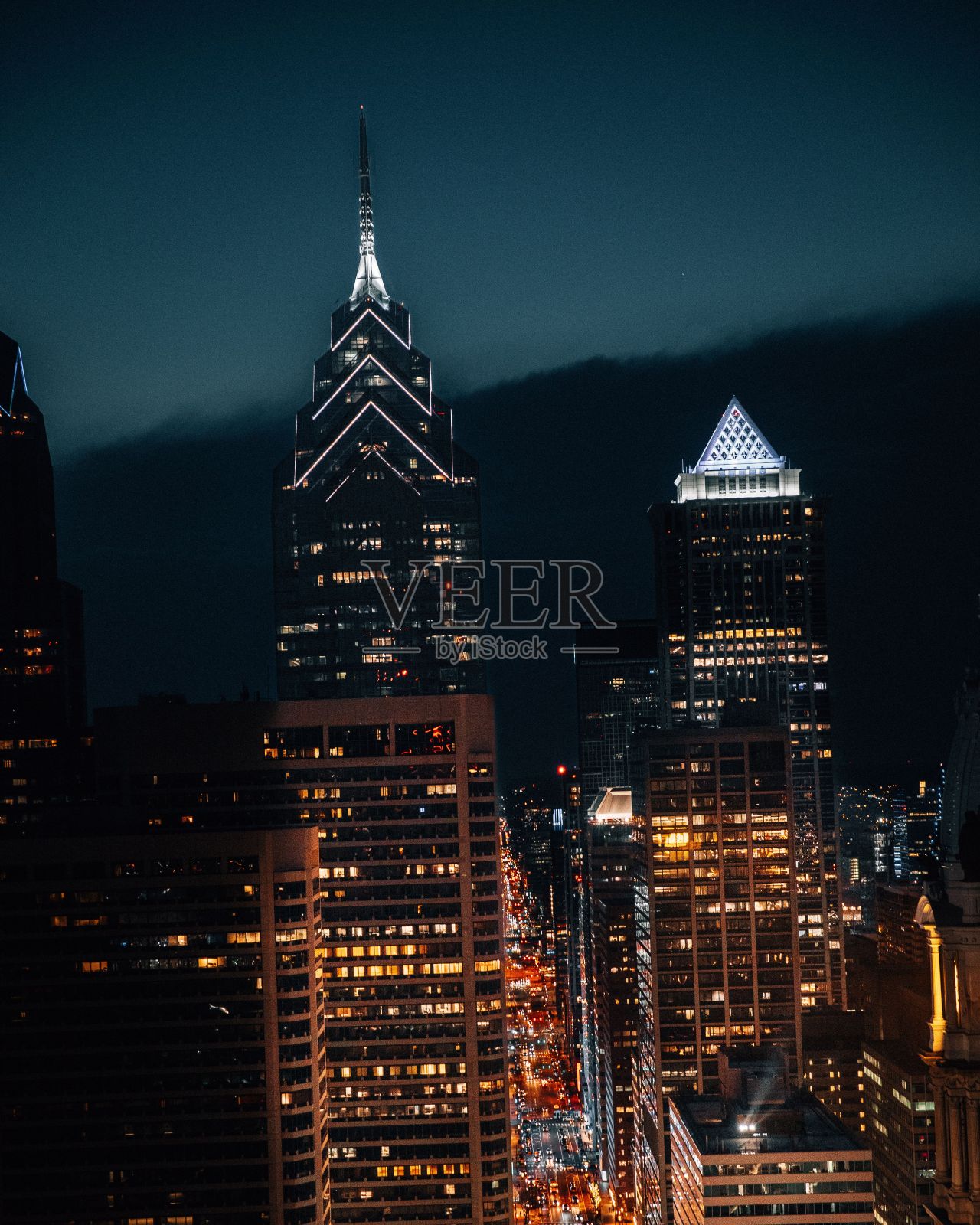 夜间纽约市天际线的垂直拍摄照片摄影图片