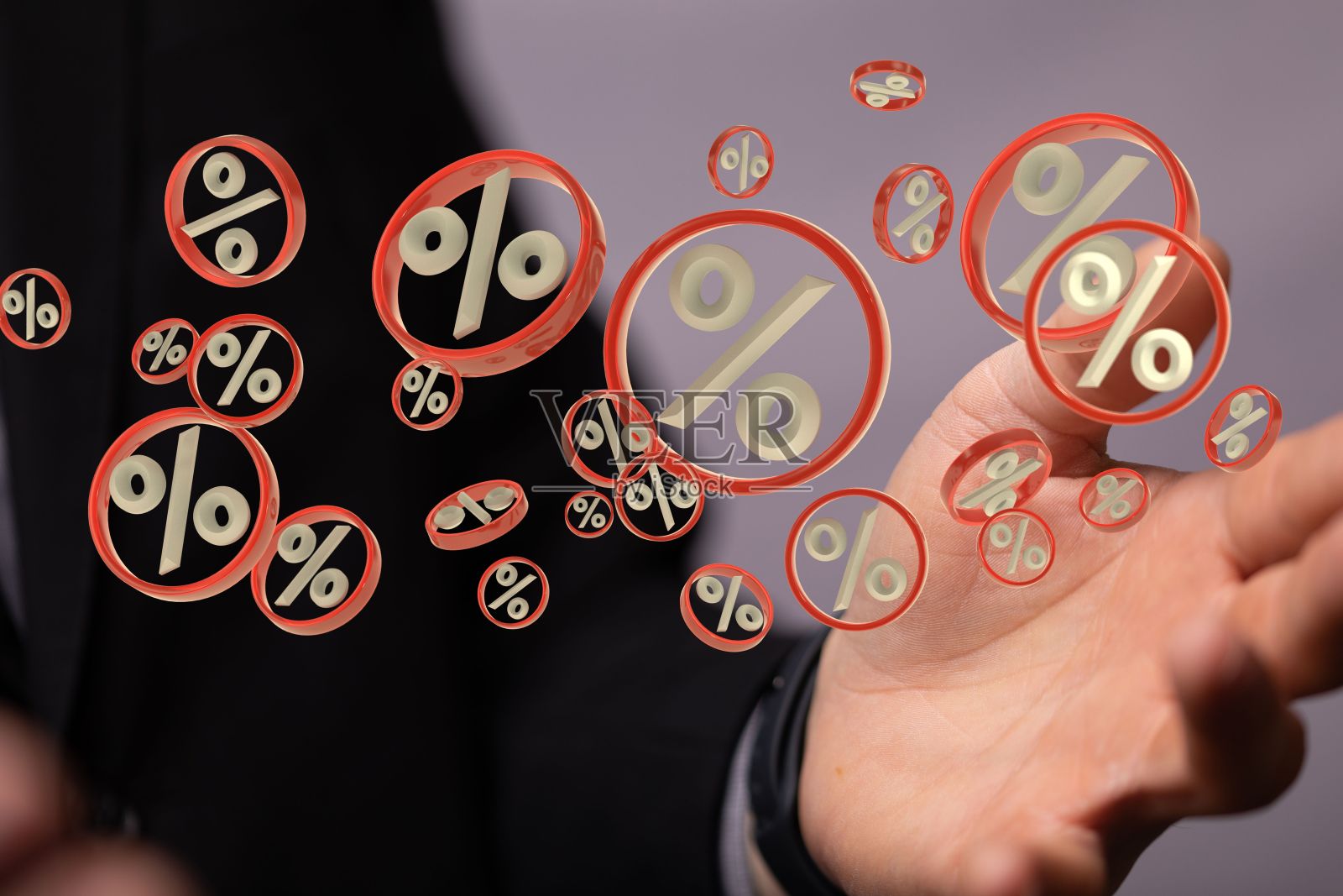 特写的男性手触摸红色百分比图标-销售和折扣的概念照片摄影图片