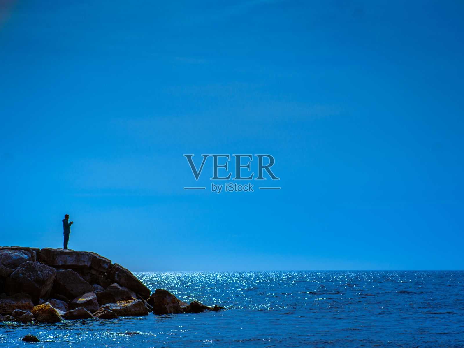 一个人在安大略湖防波堤上的剪影照片摄影图片