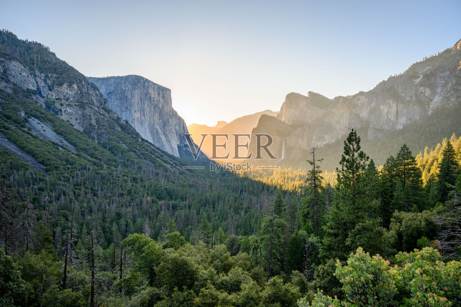 蓝色天空下的埃尔卡皮坦落基山迷人的景色照片摄影图片