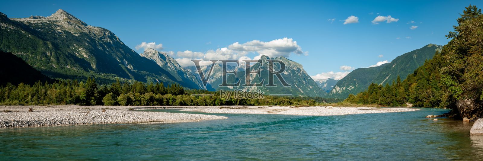 斯洛文尼亚特里格拉夫国家公园的河流和山脉全景照片摄影图片