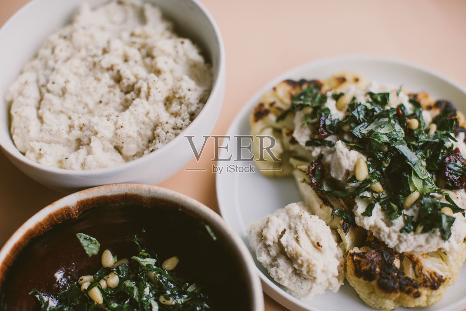 特写镜头的素食晚餐与花椰菜照片摄影图片