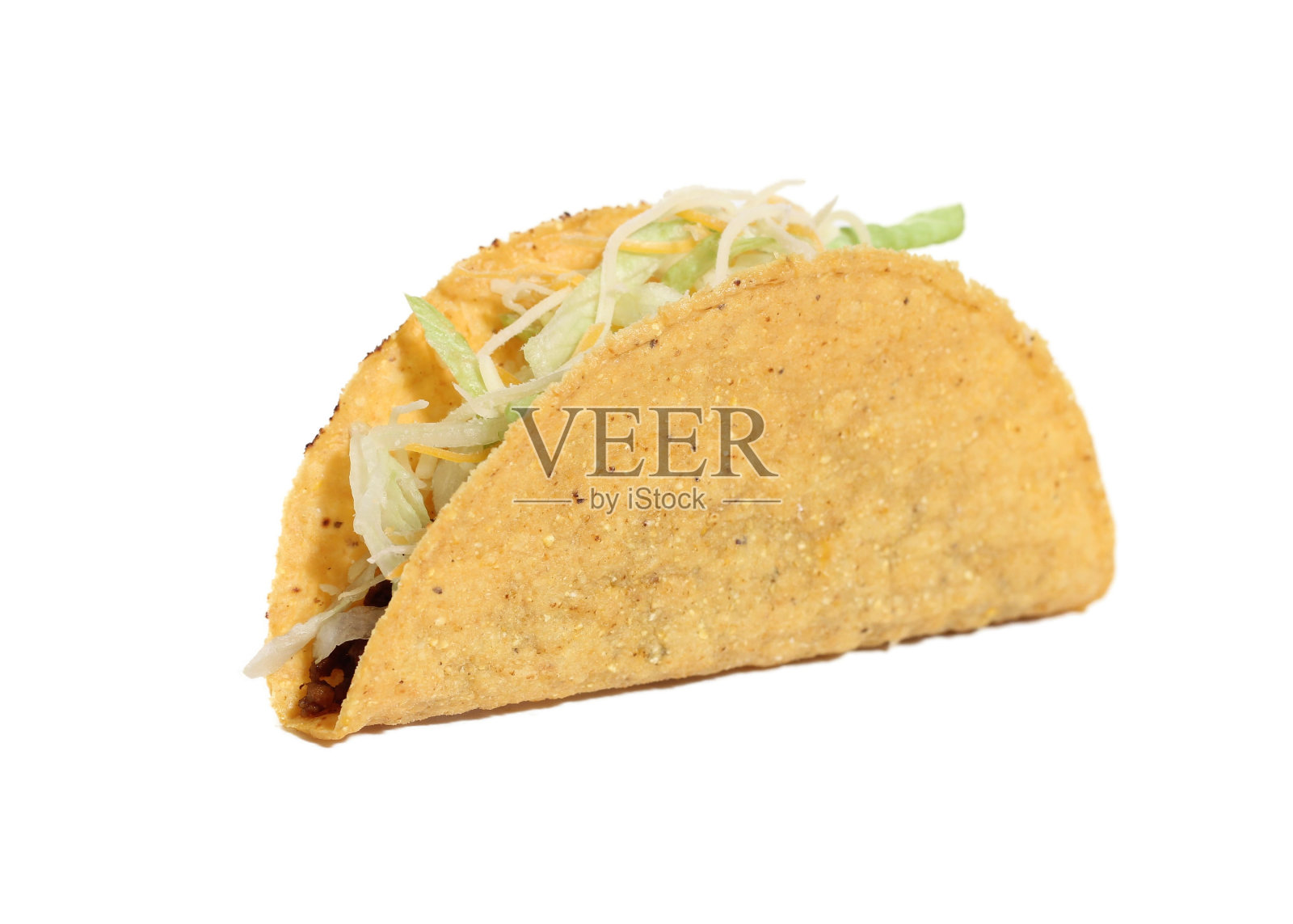 一个脆脆的玉米卷特写，白色背景上有肉照片摄影图片