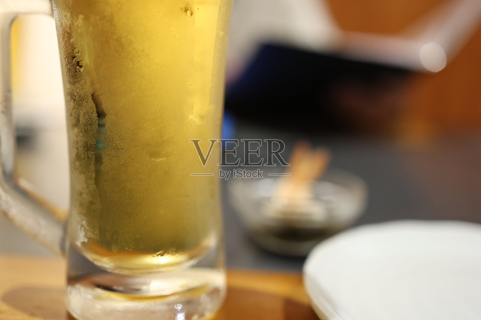 酒桌上有啤酒杯和零食照片摄影图片