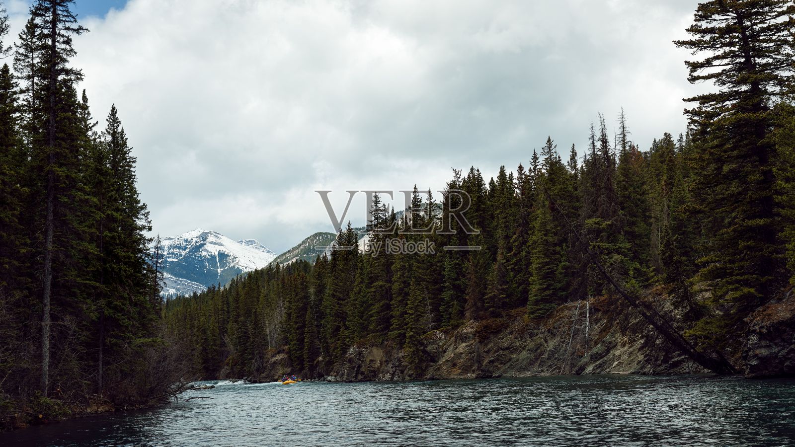 山间河流在森林中风景优美照片摄影图片