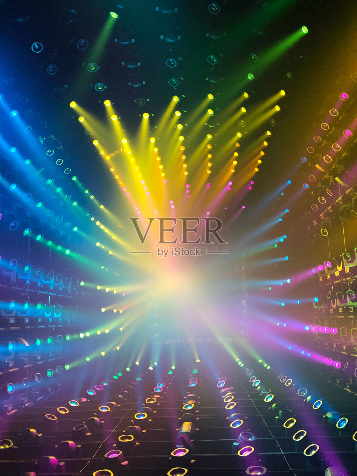 垂直拍摄彩色霓虹灯的墙壁照片摄影图片