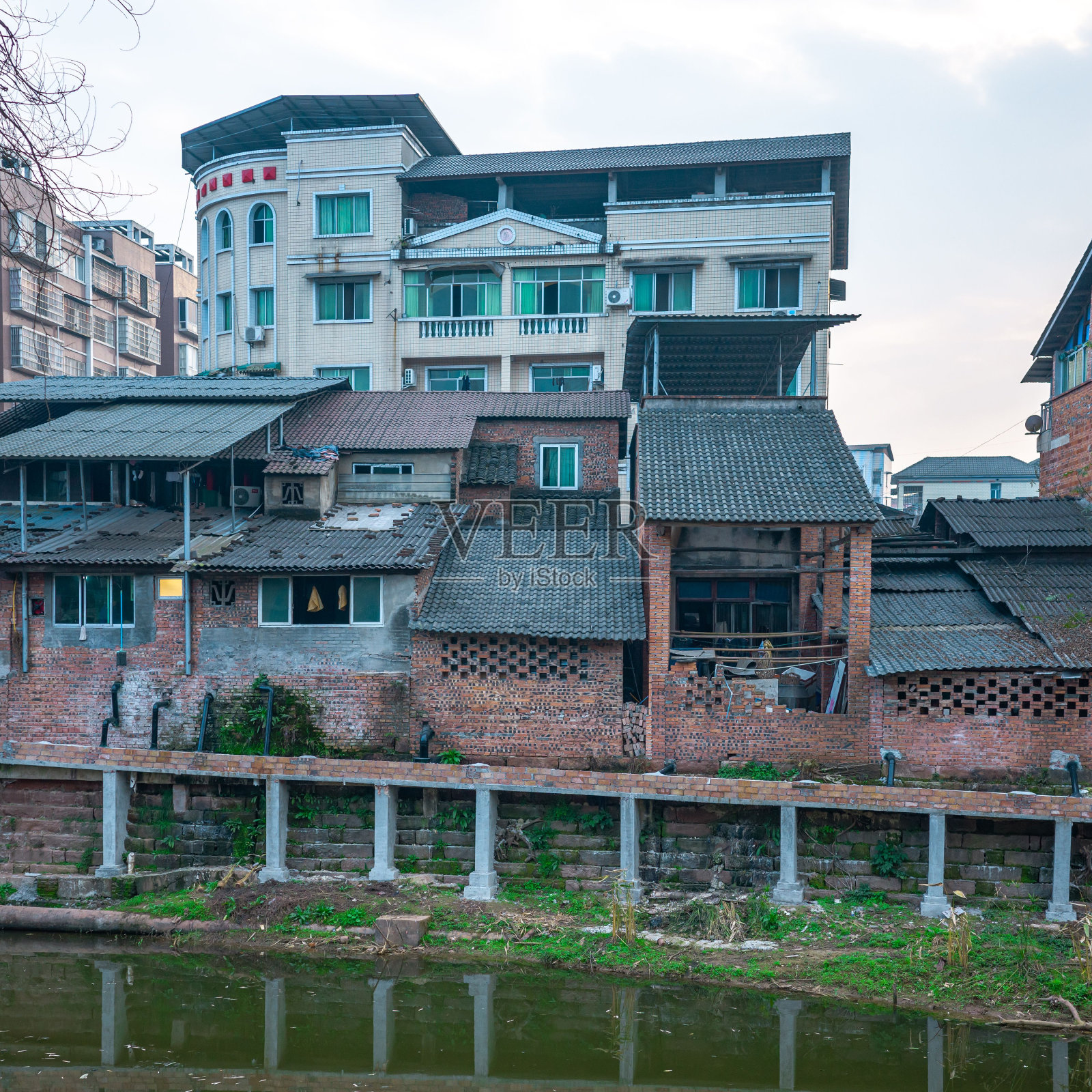 桥边的房屋和建筑倒映在湖面上照片摄影图片