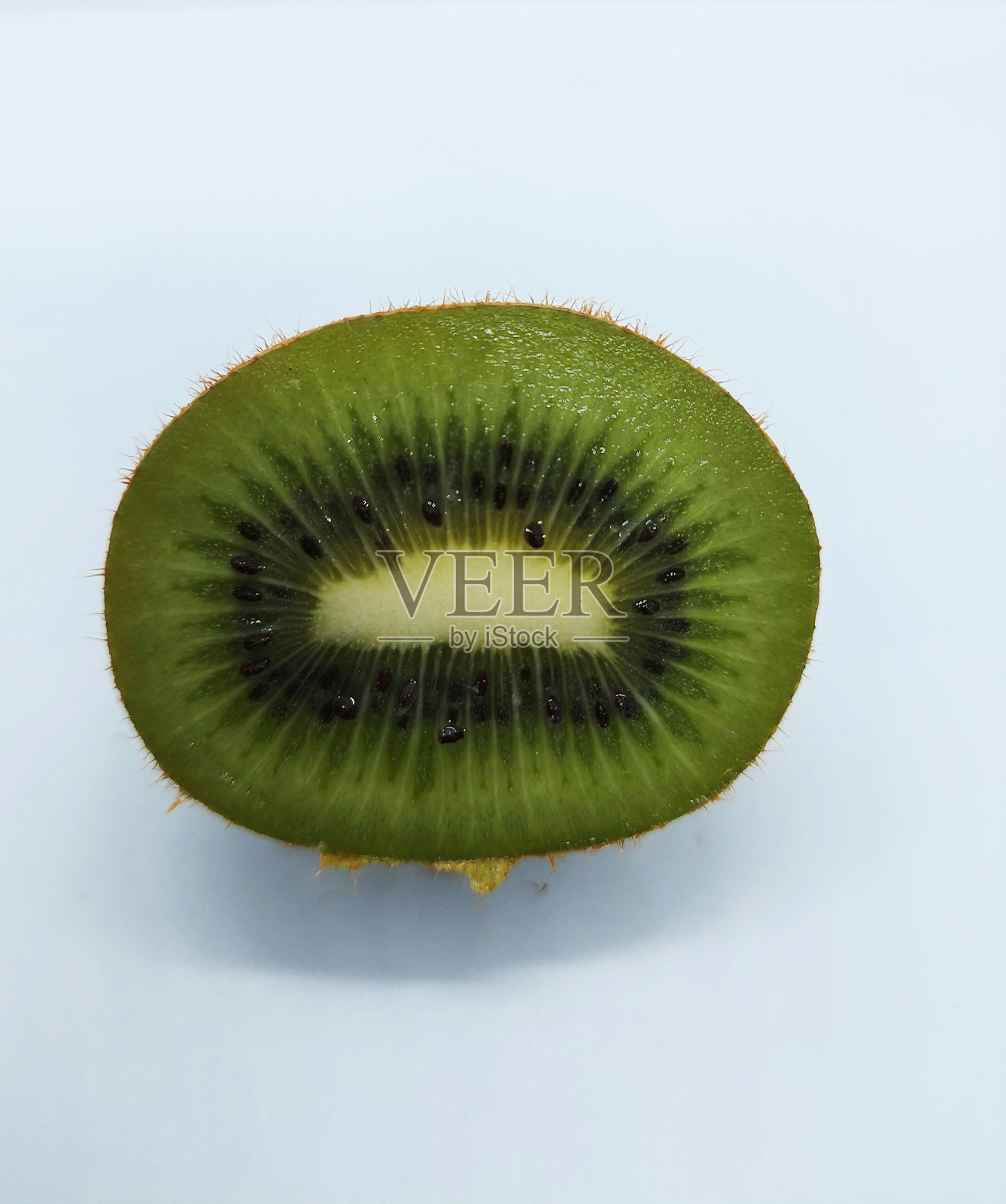 一片成熟的绿色猕猴桃孤立在白色背景，近距离观看照片摄影图片